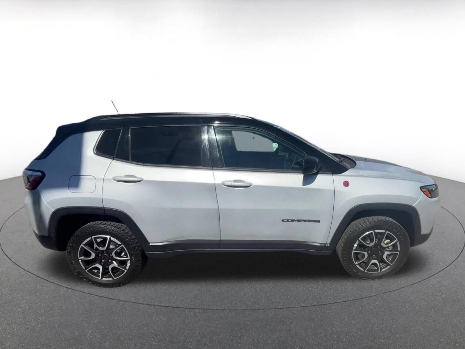 Used 2025 Jeep Compass Trailhawk AWD/4WD image 16