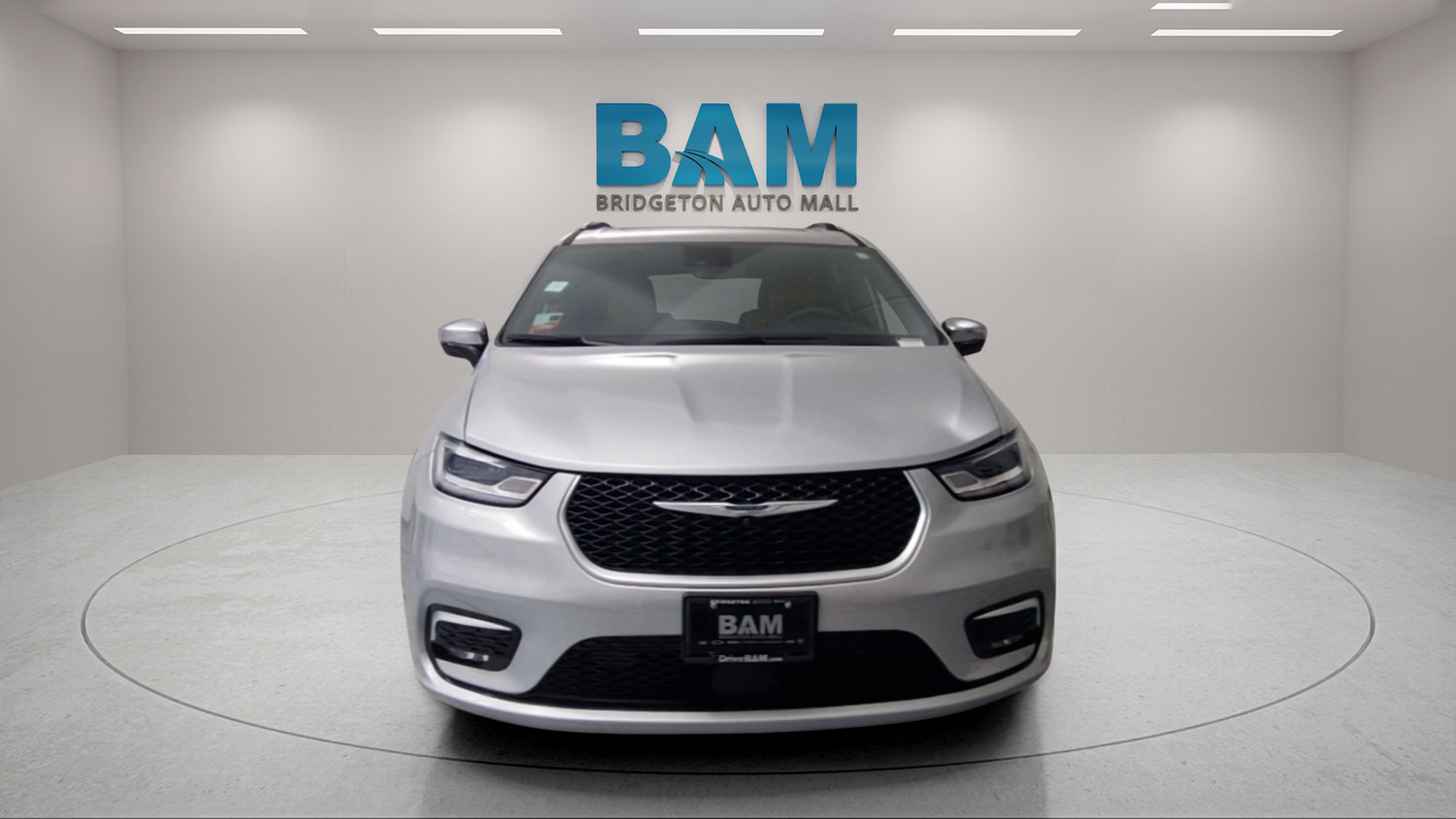 Used 2023 Chrysler Pacifica Pinnacle FWD image 2