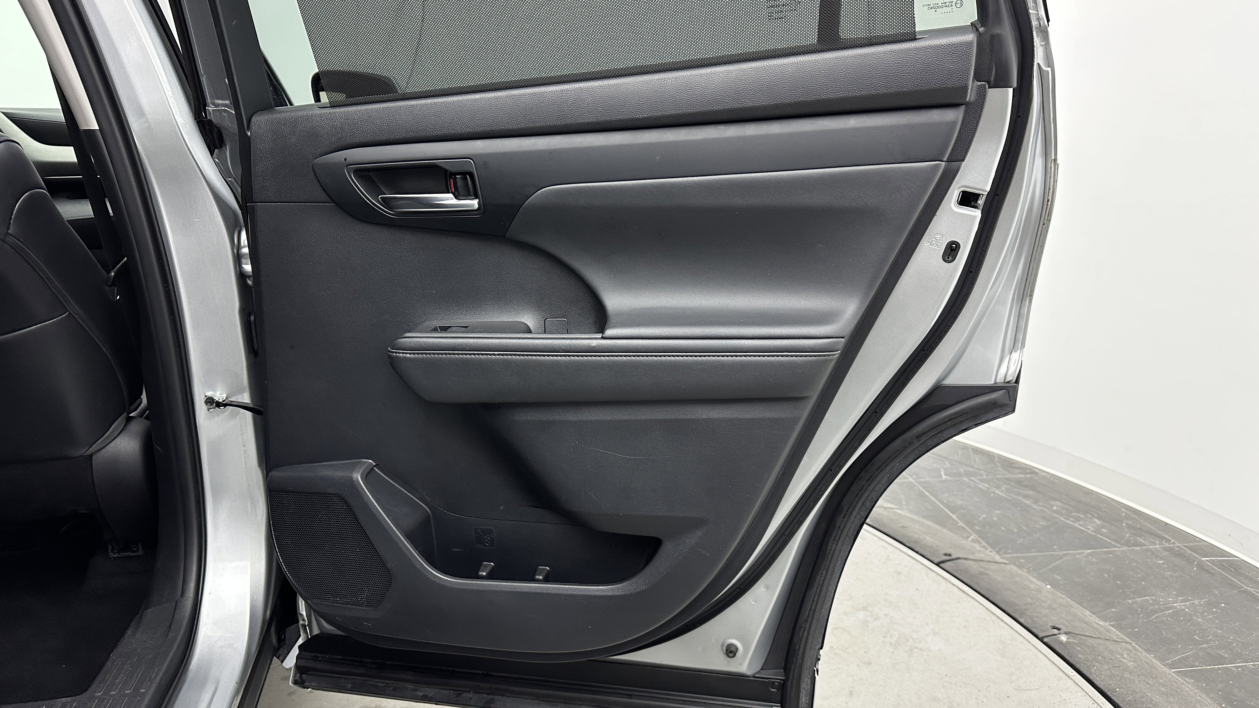 Used 2021 Toyota Highlander XLE image 35