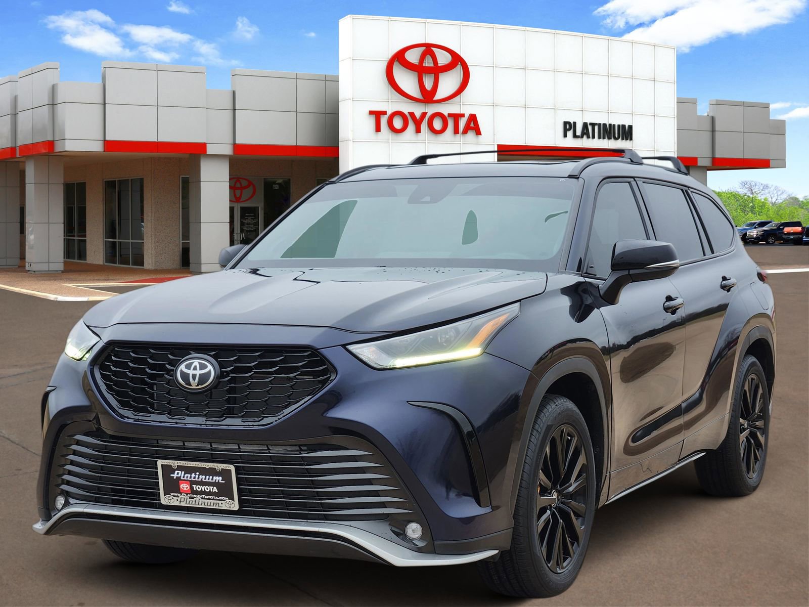 Used 2023 Toyota Highlander XSE image 2