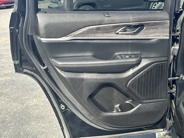 Used 2024 Jeep Grand Cherokee Limited w/ Luxury Tech Group II image 23