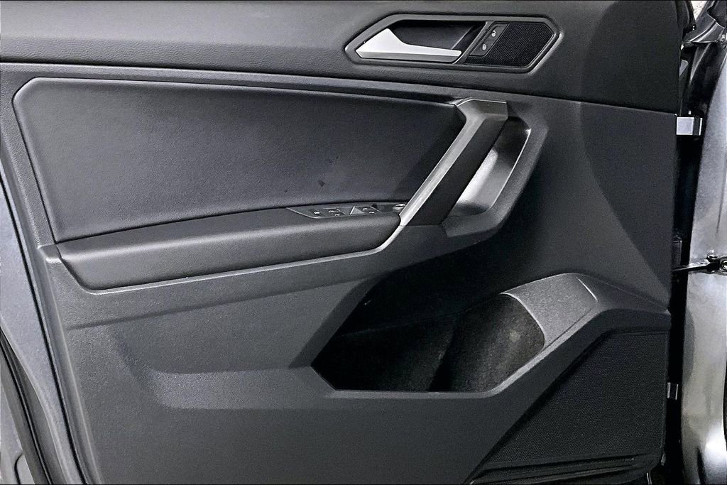 Used 2021 Volkswagen Tiguan SE w/ Panoramic Sunroof Package image 23