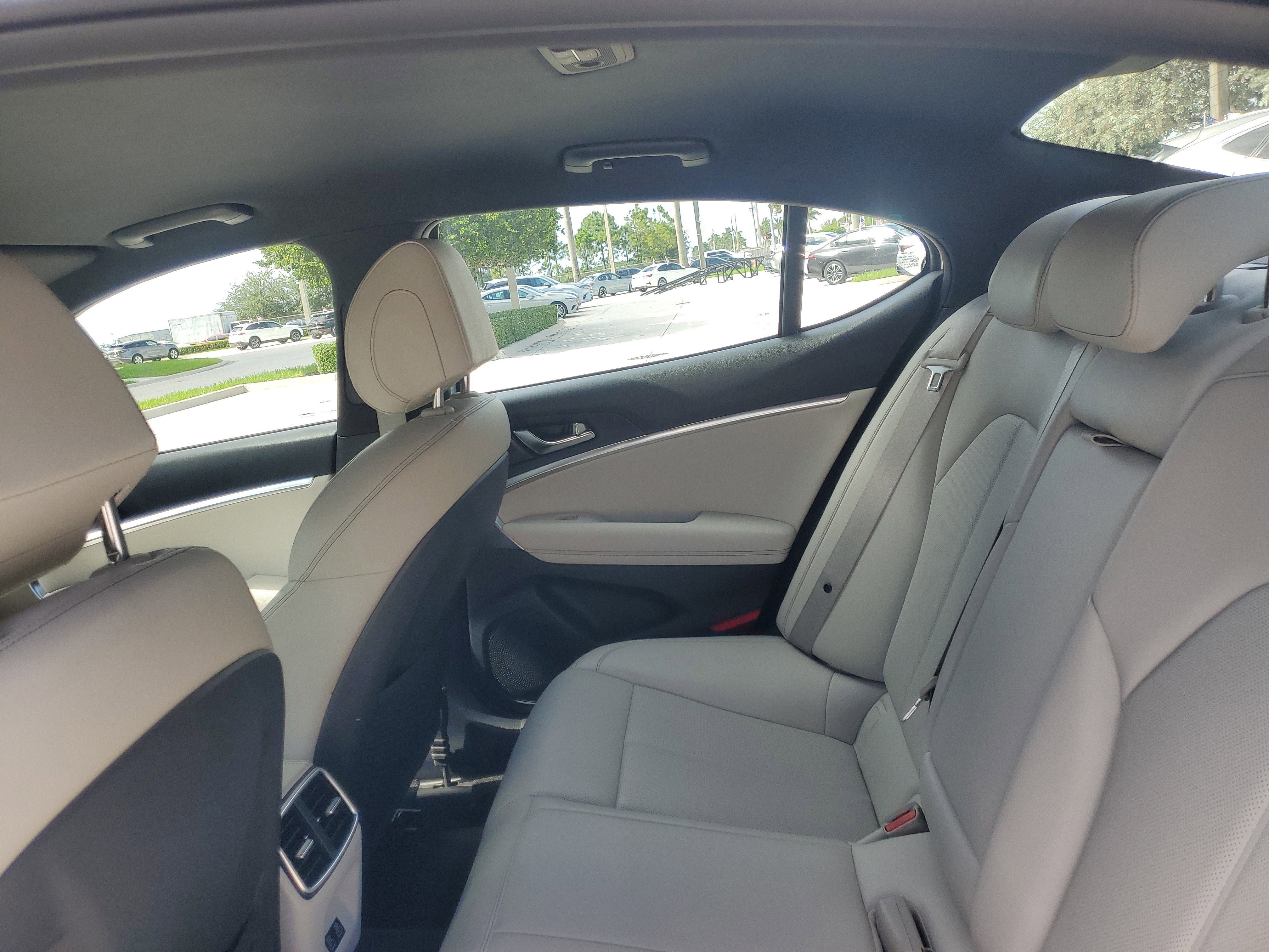 Used 2025 Genesis G70 2.5T image 16