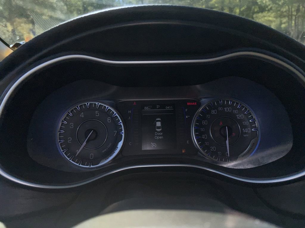 Used 2015 Chrysler 200 Limited w/ Convenience Group image 10