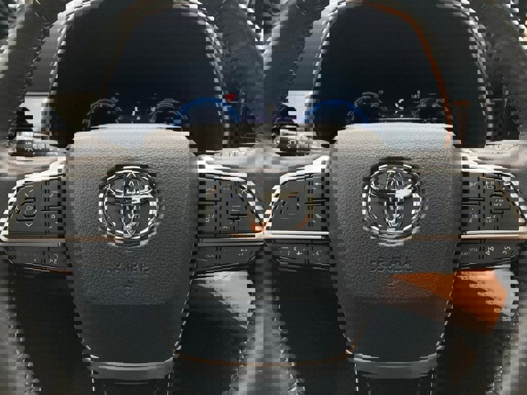 Used 2024 Toyota Highlander Platinum image 16