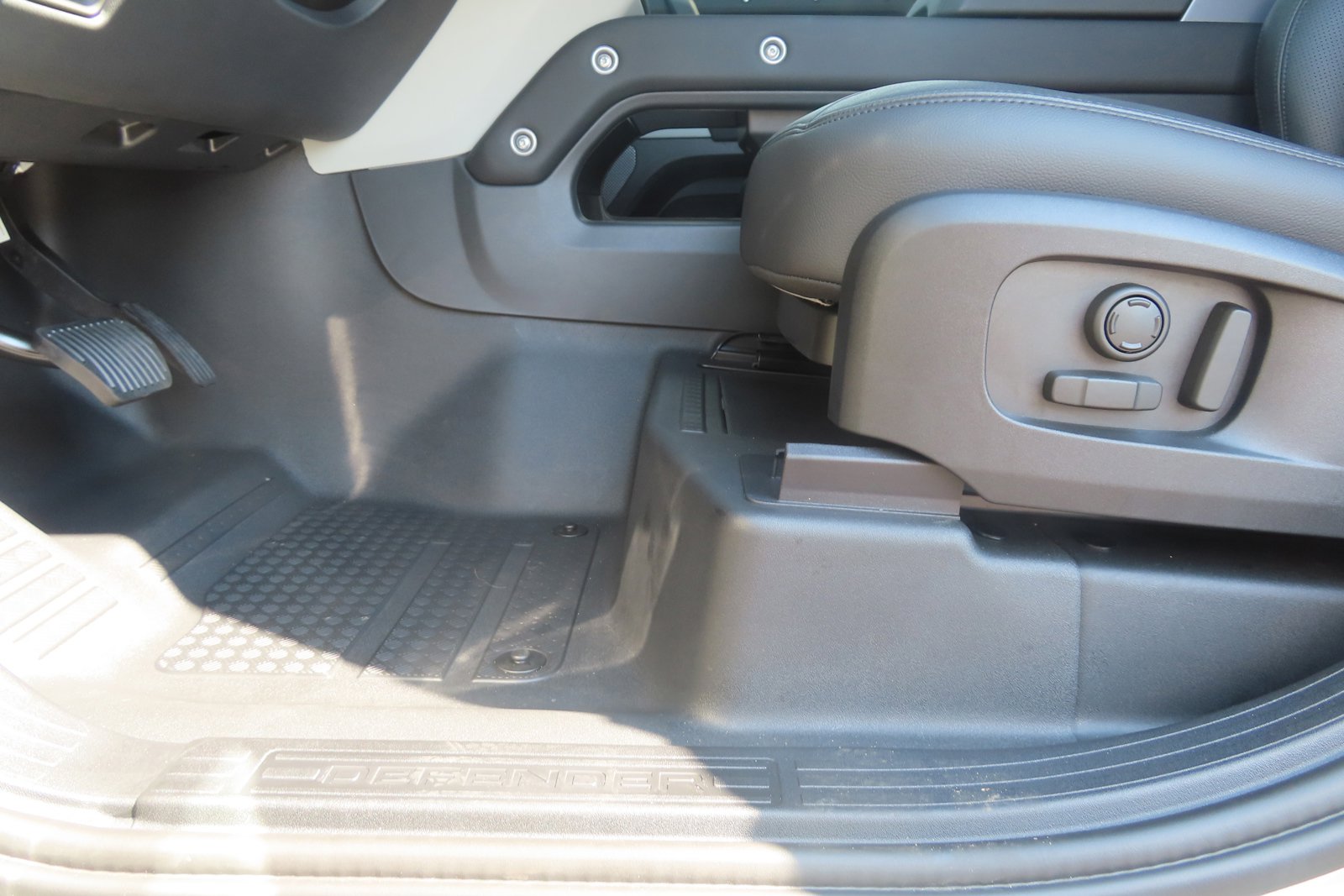 New 2024 Land Rover Defender 110 S image 19