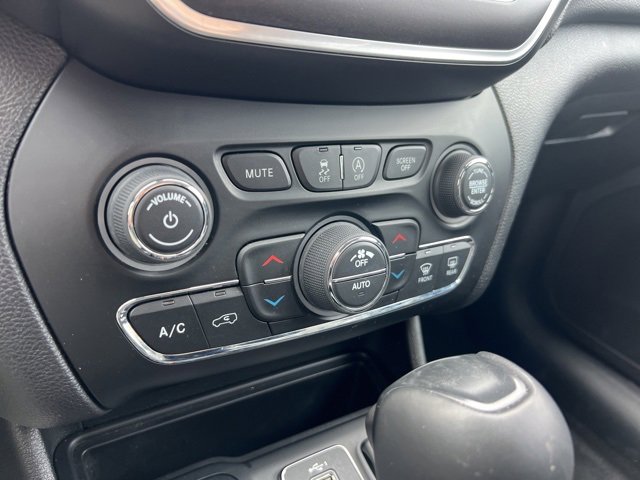 Used 2020 Jeep Cherokee Trailhawk w/ Cold Weather Group image 15