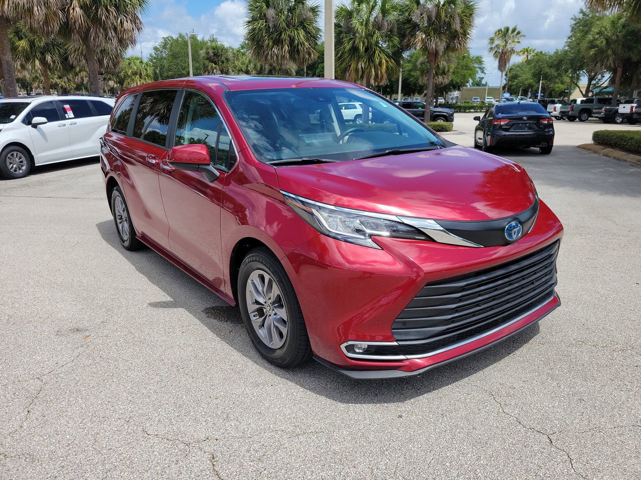 Used 2022 Toyota Sienna XLE FWD image 2
