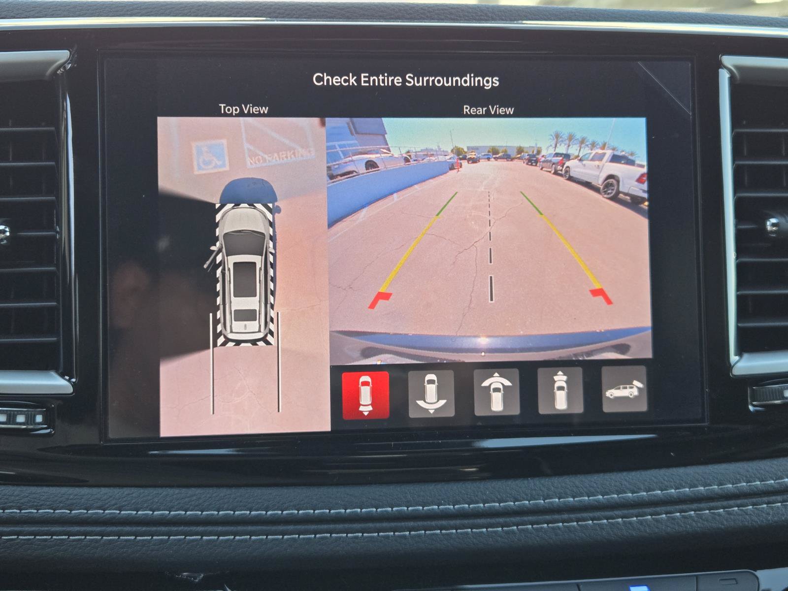 New 2027 Chrysler Pacifica Limited w/ Family Tech Group AWD/4WD image 8