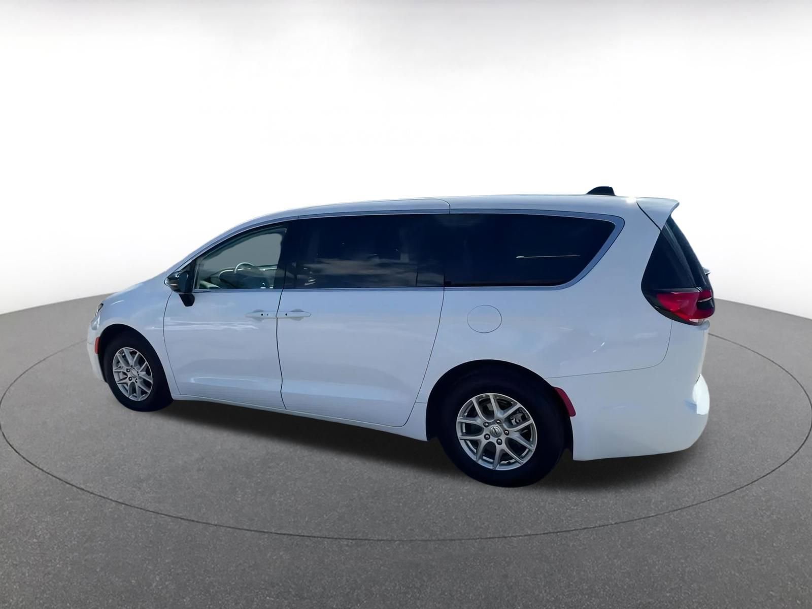 Used 2024 Chrysler Pacifica Touring-L image 10