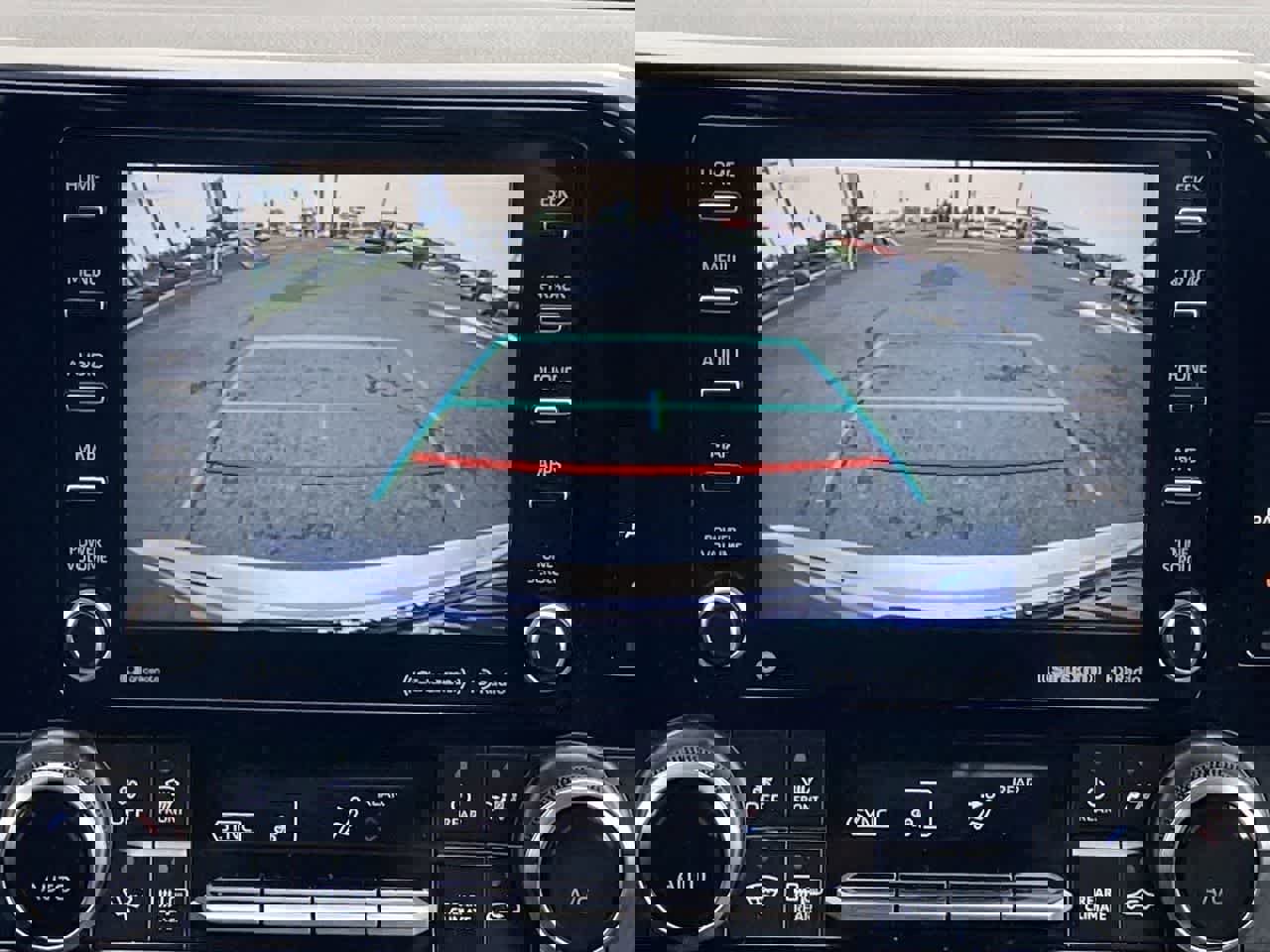 Used 2022 Toyota Highlander LE AWD/4WD image 17