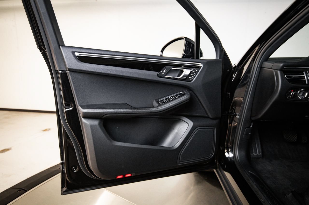 Certified 2023 Porsche Macan AWD/4WD image 23