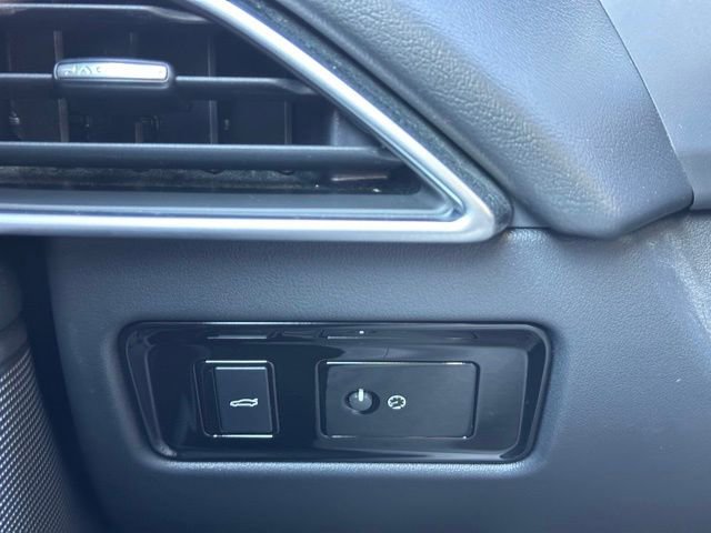 Used 2019 Jaguar XE Premium image 18