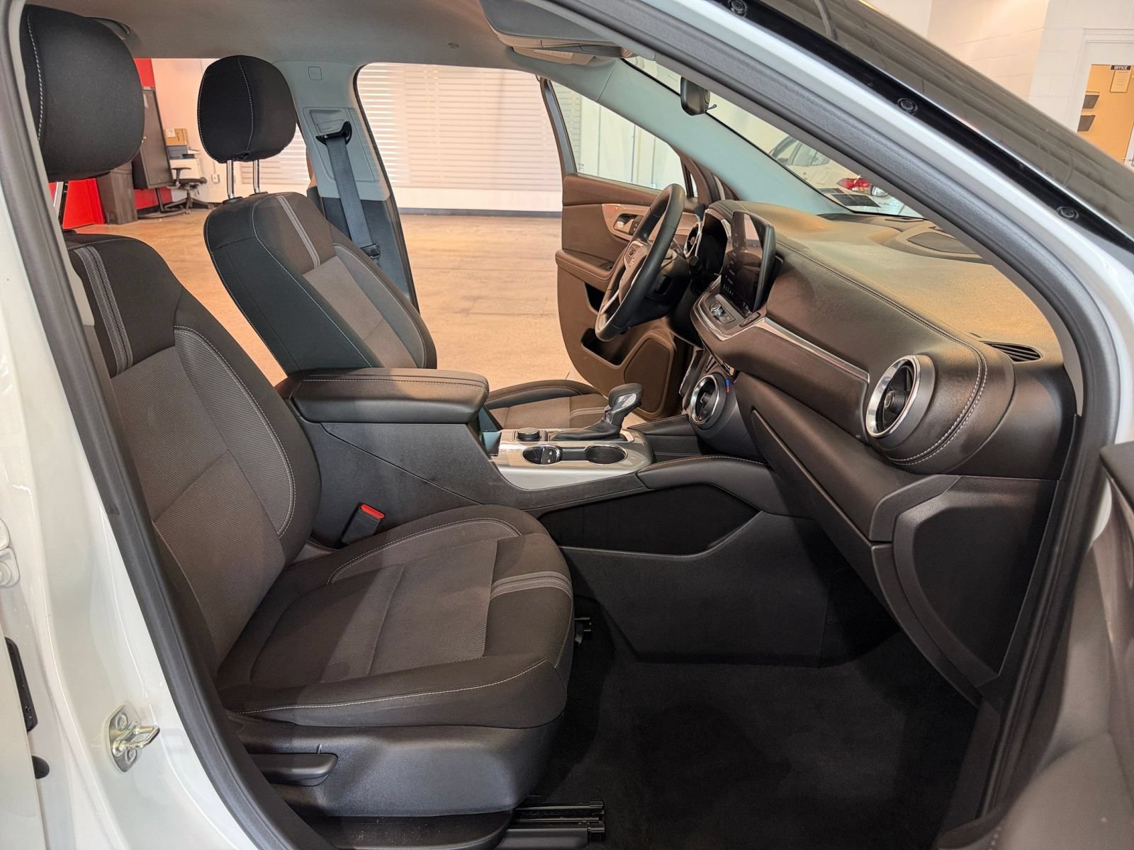 Used 2025 Chevrolet Blazer LT FWD image 36