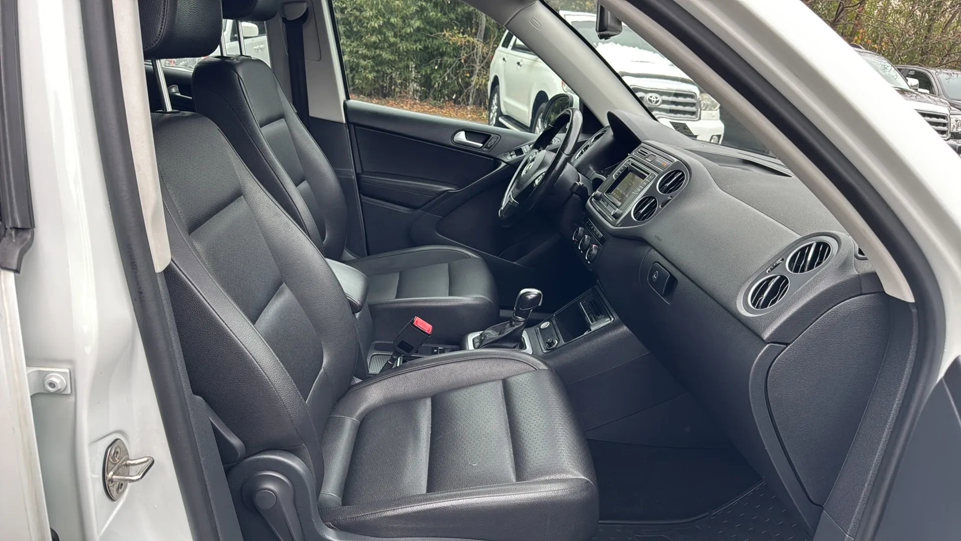 Used 2016 Volkswagen Tiguan S image 12