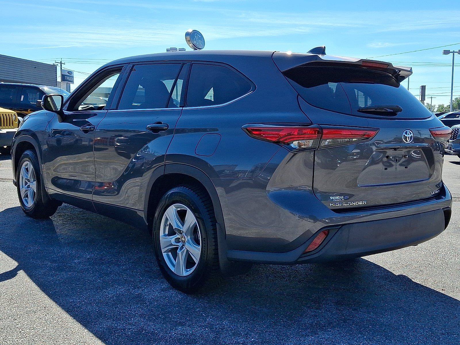 Used 2021 Toyota Highlander LE AWD/4WD image 4