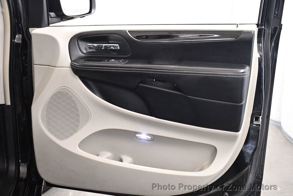 Used 2014 Chrysler Town & Country Touring-L image 13