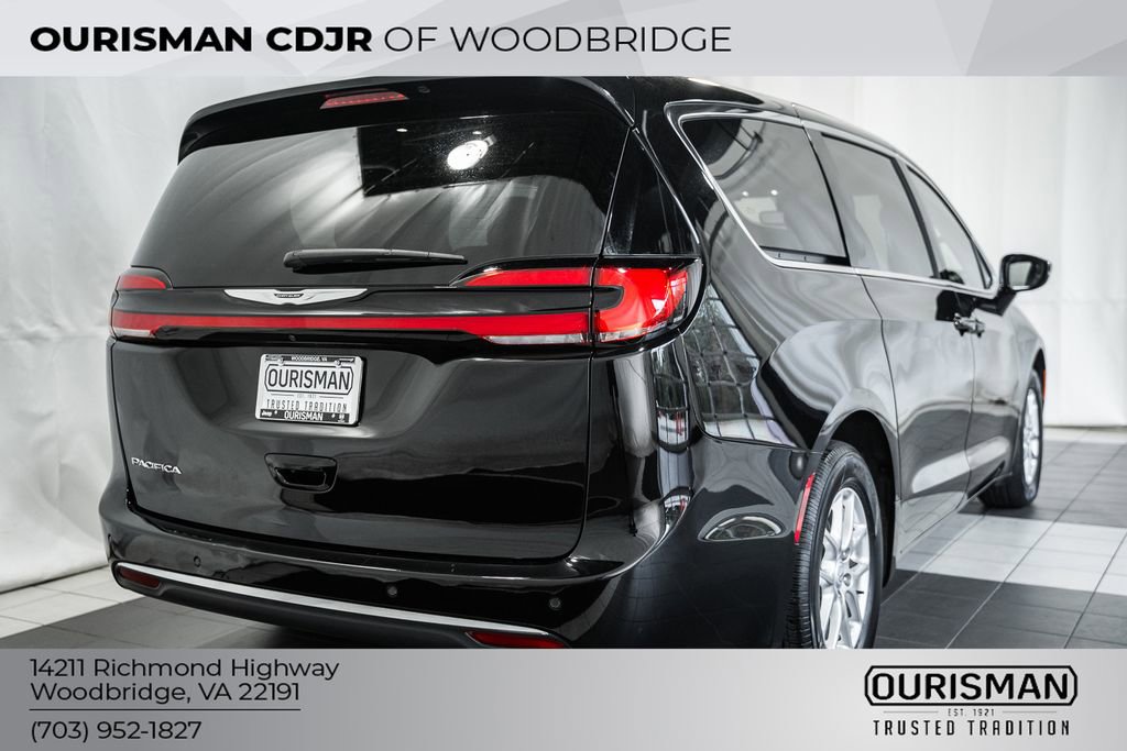 Used 2025 Chrysler Pacifica Select image 5