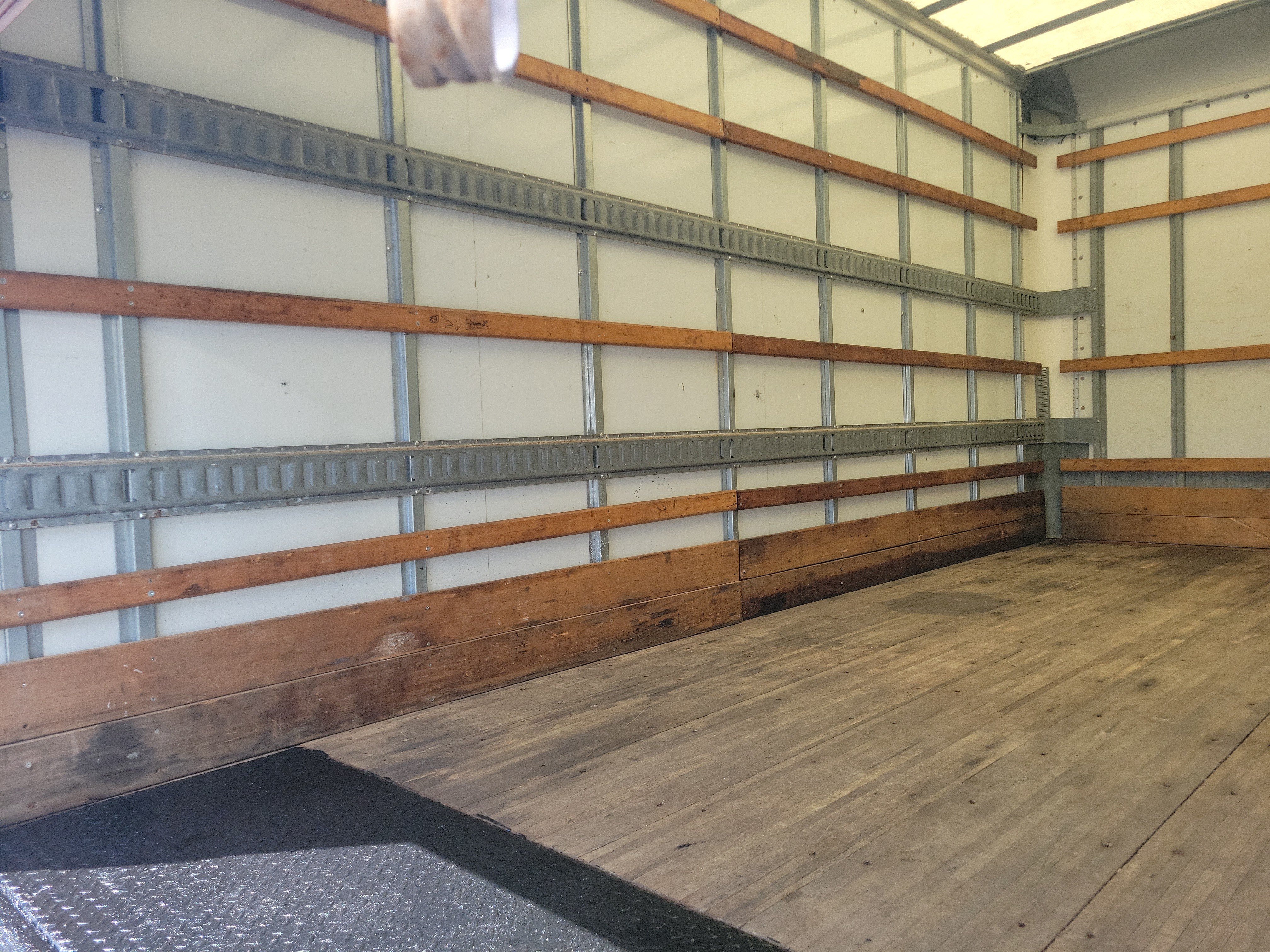 Used 2021 Isuzu NPR RWD image 17