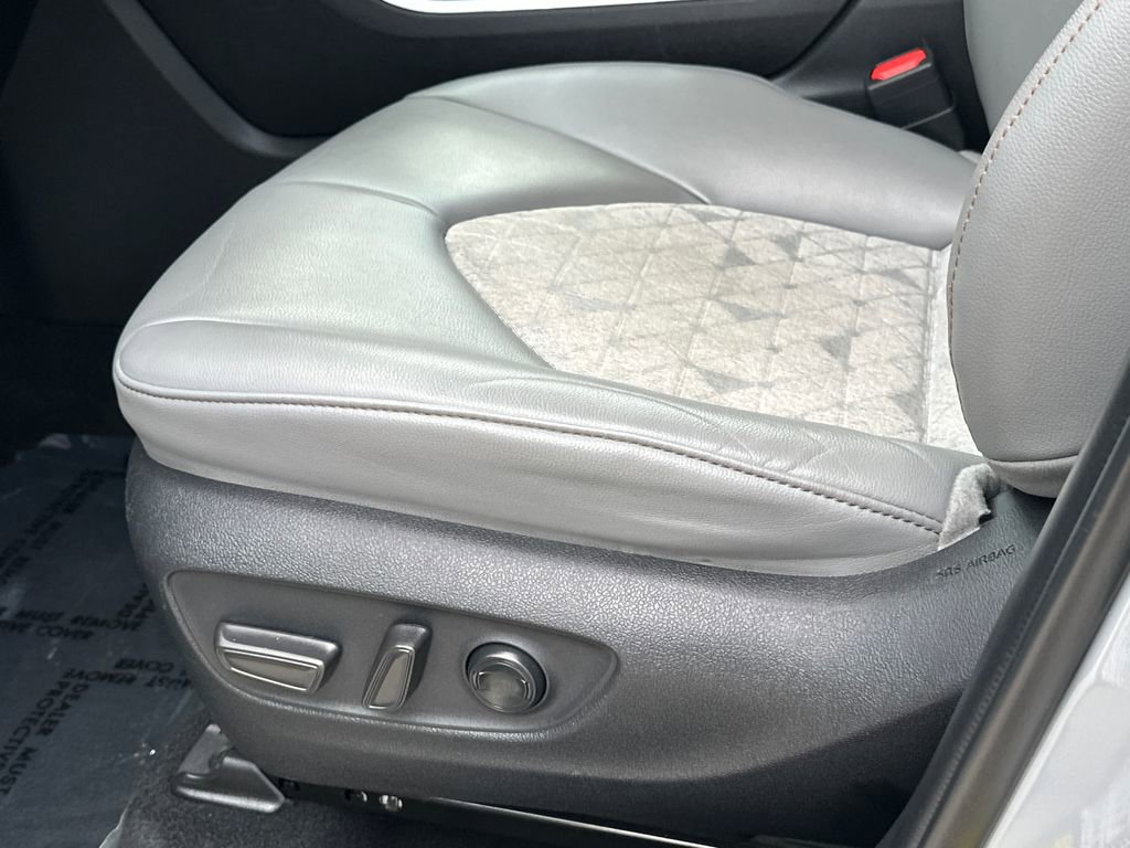 Used 2022 Toyota Highlander Bronze Edition image 25