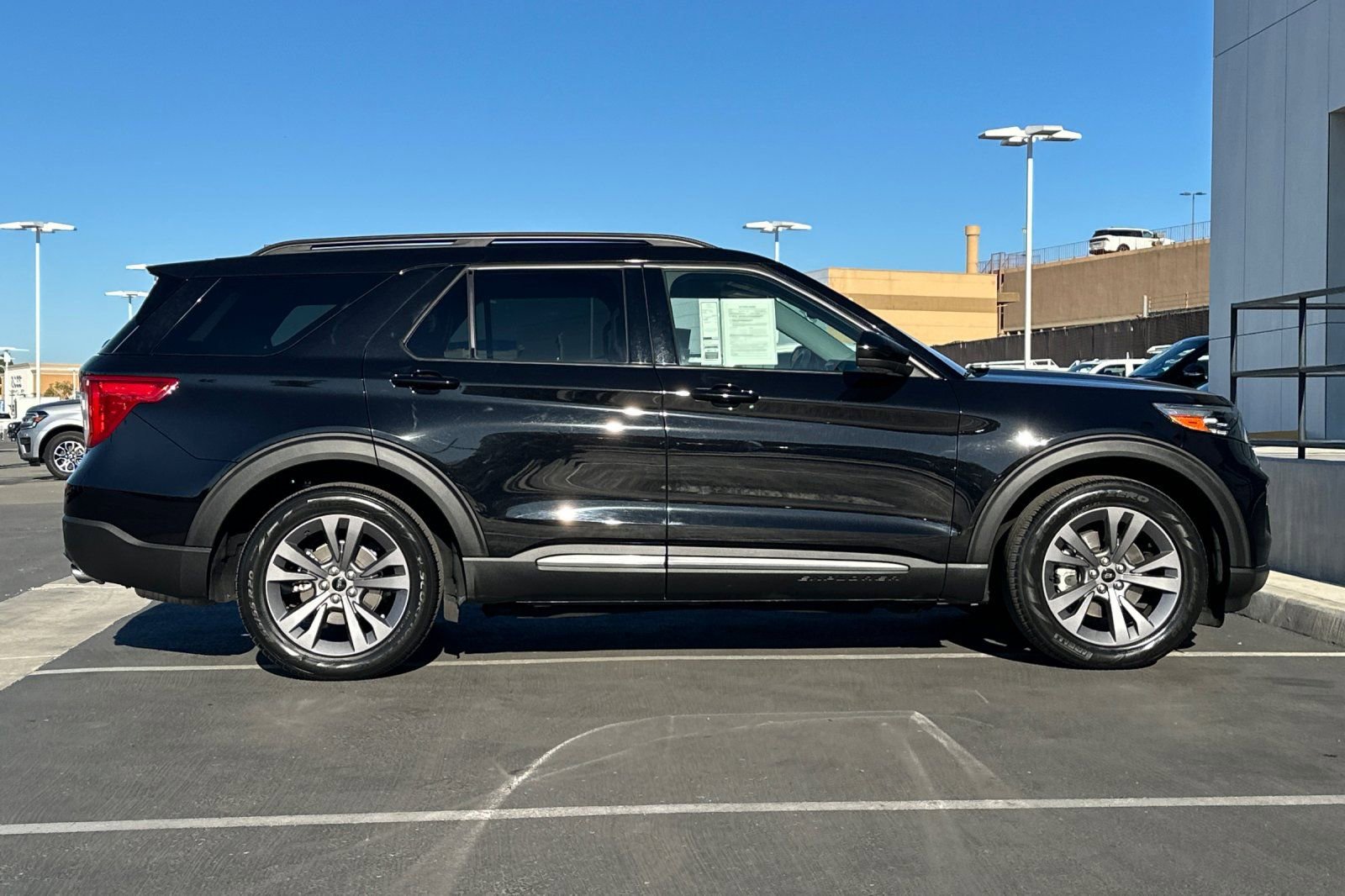 Used 2022 Ford Explorer XLT w/ Equipment Group 202A image 2