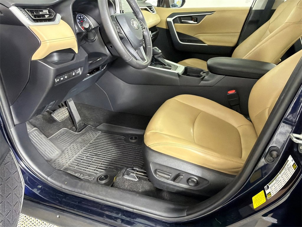 Used 2020 Toyota RAV4 XLE Premium image 10