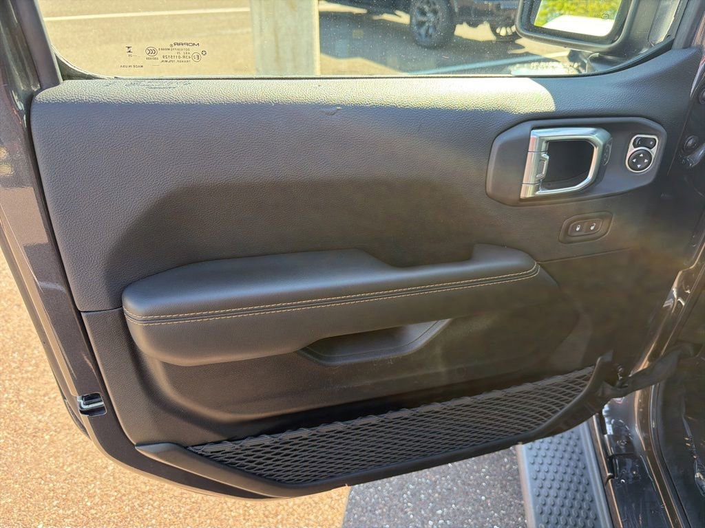 Certified 2025 Jeep Wrangler Unlimited Sahara AWD/4WD image 6