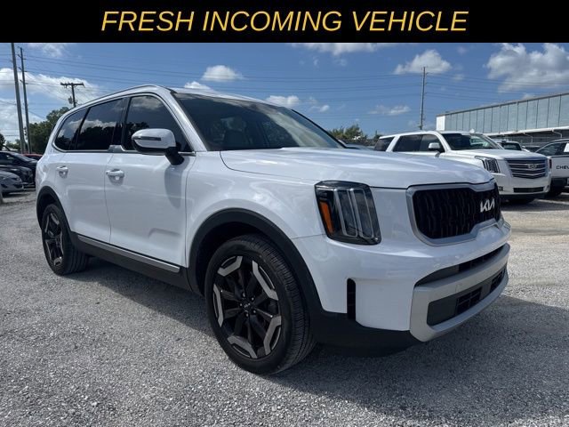 Used 2024 Kia Telluride EX w/ EX Captain's Chair Package image 1