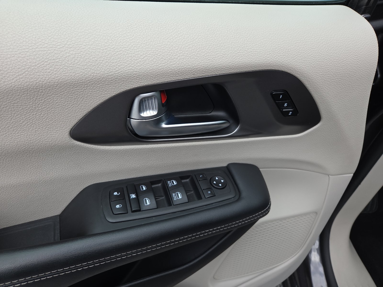 Used 2023 Chrysler Pacifica Touring-L FWD image 15