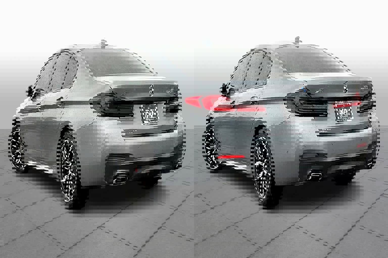 Used 2021 BMW 530i xDrive w/ M Sport Package image 11