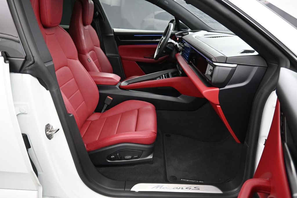 Certified 2025 Porsche Macan 4S Electric AWD/4WD image 26