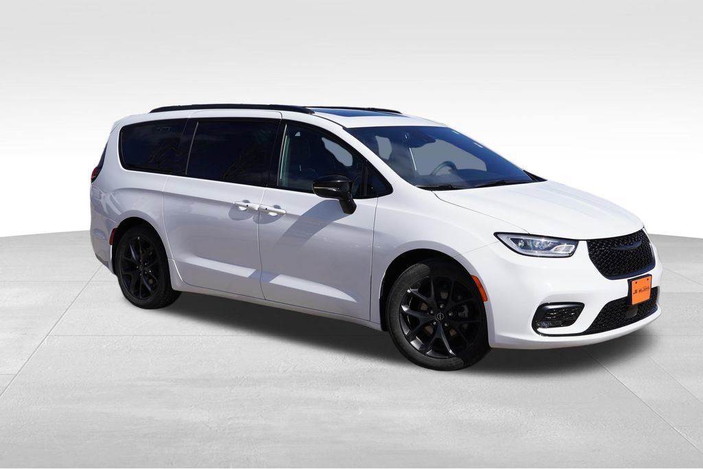 Used 2025 Chrysler Pacifica Limited image 2