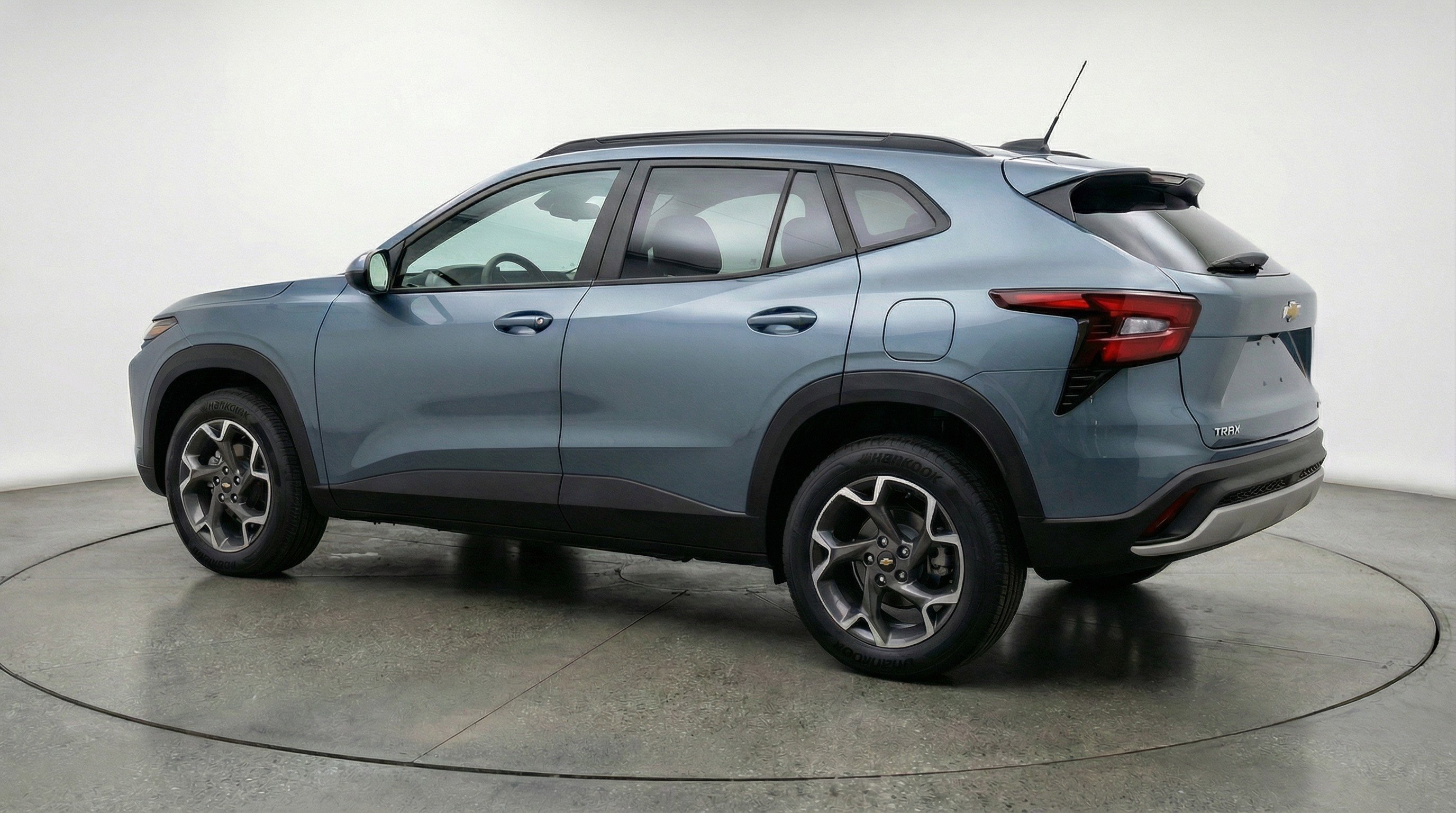 Used 2025 Chevrolet Trax LT w/ LT Convenience Package image 6