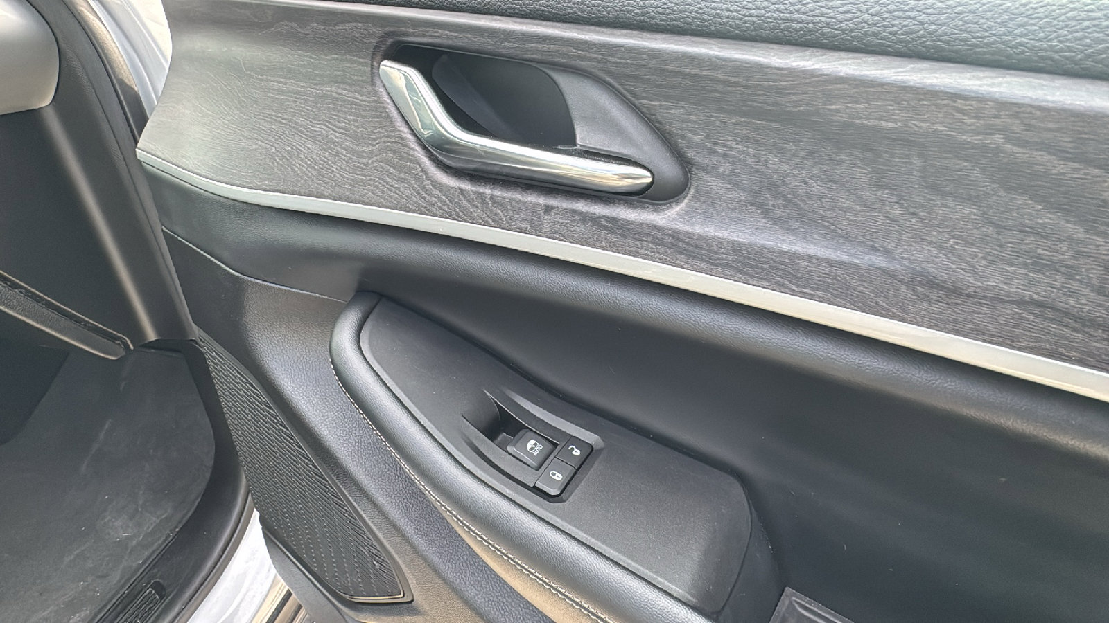 Certified 2024 Jeep Grand Cherokee L Limited w/ Luxury Tech Group II image 32