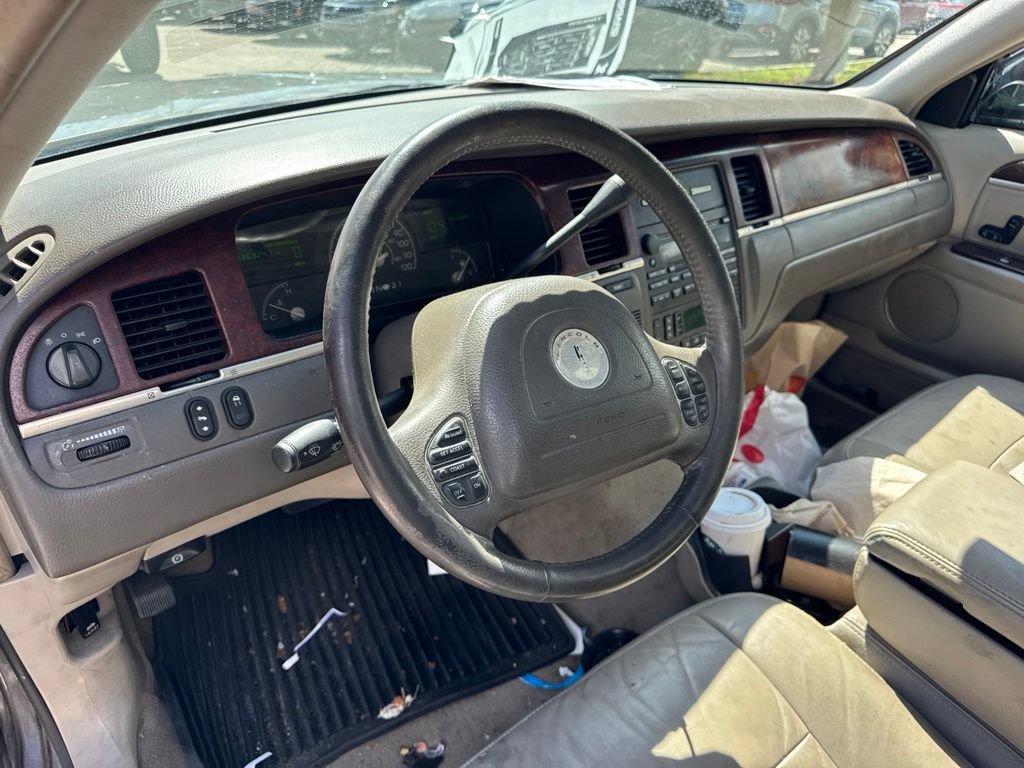 Used 2004 Lincoln Town Car Signature RWD image 9