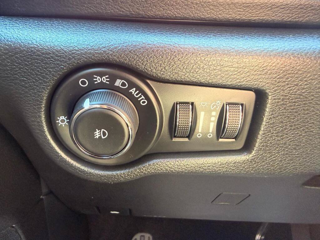 Used 2025 Chrysler Pacifica Select FWD image 16