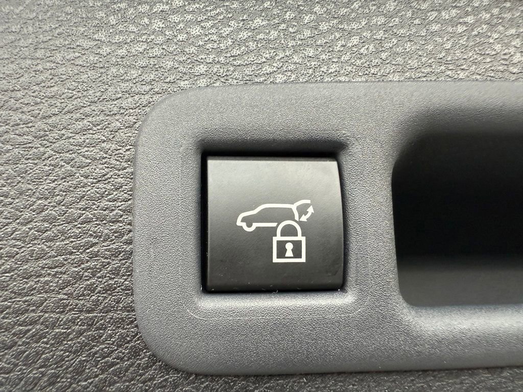 Used 2025 Toyota Sienna XSE image 26