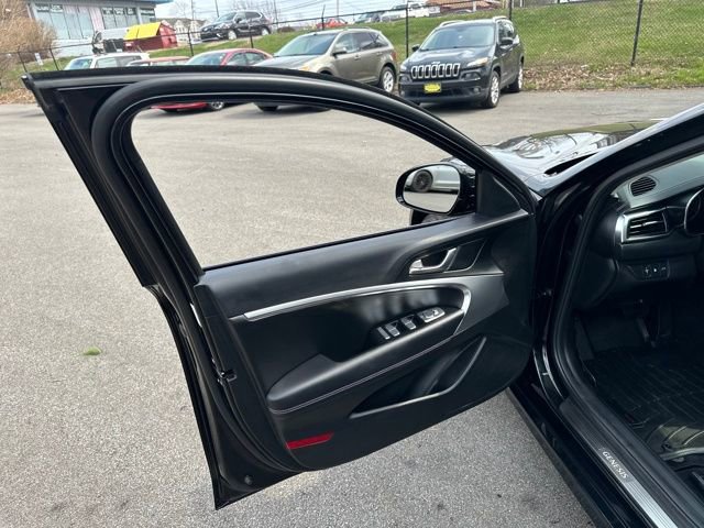 Used 2025 Genesis G70 2.5T image 28