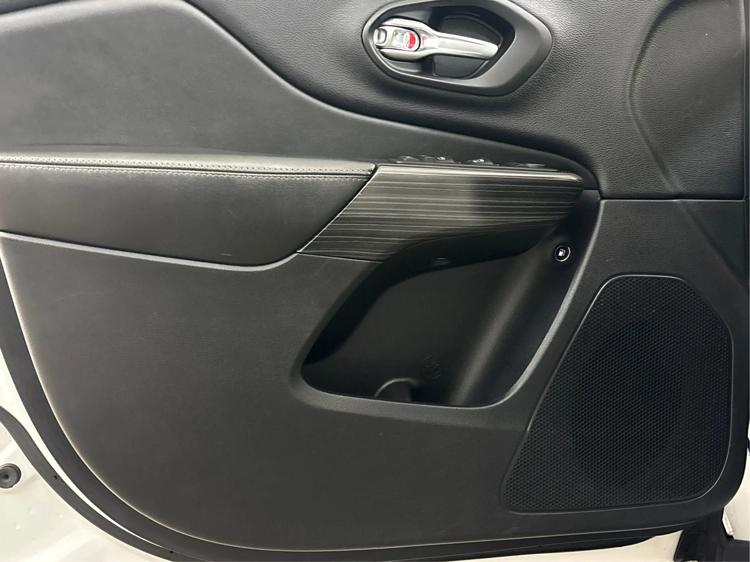 Used 2017 Jeep Cherokee Limited image 26