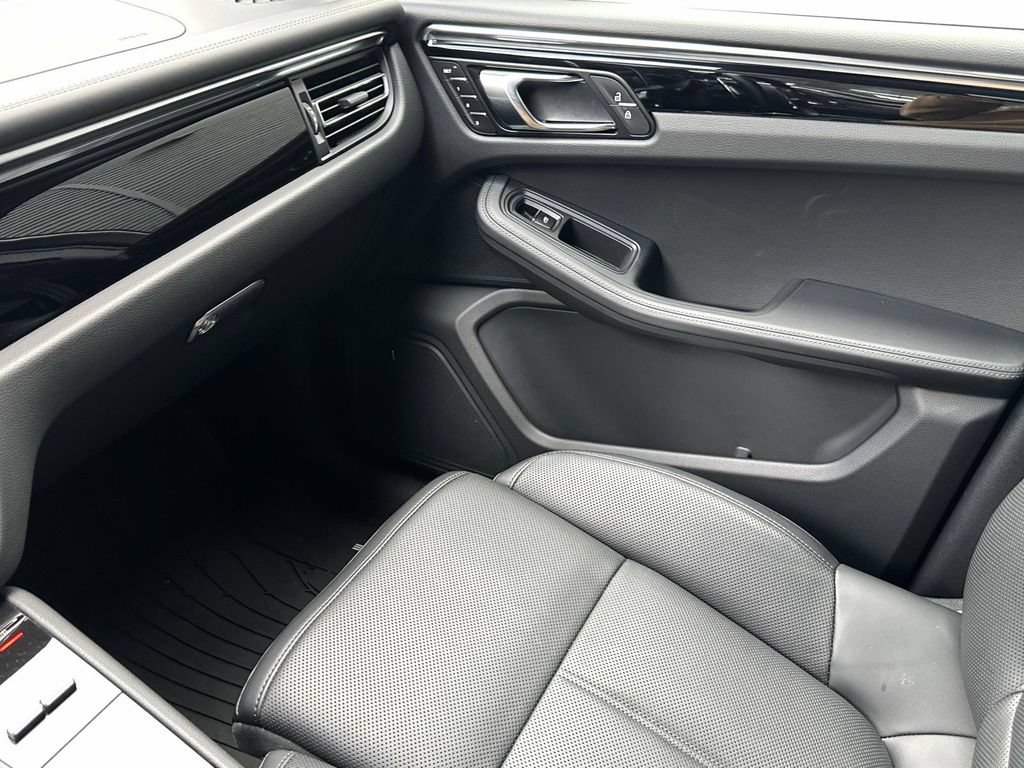 Certified 2026 Porsche Macan AWD/4WD image 30