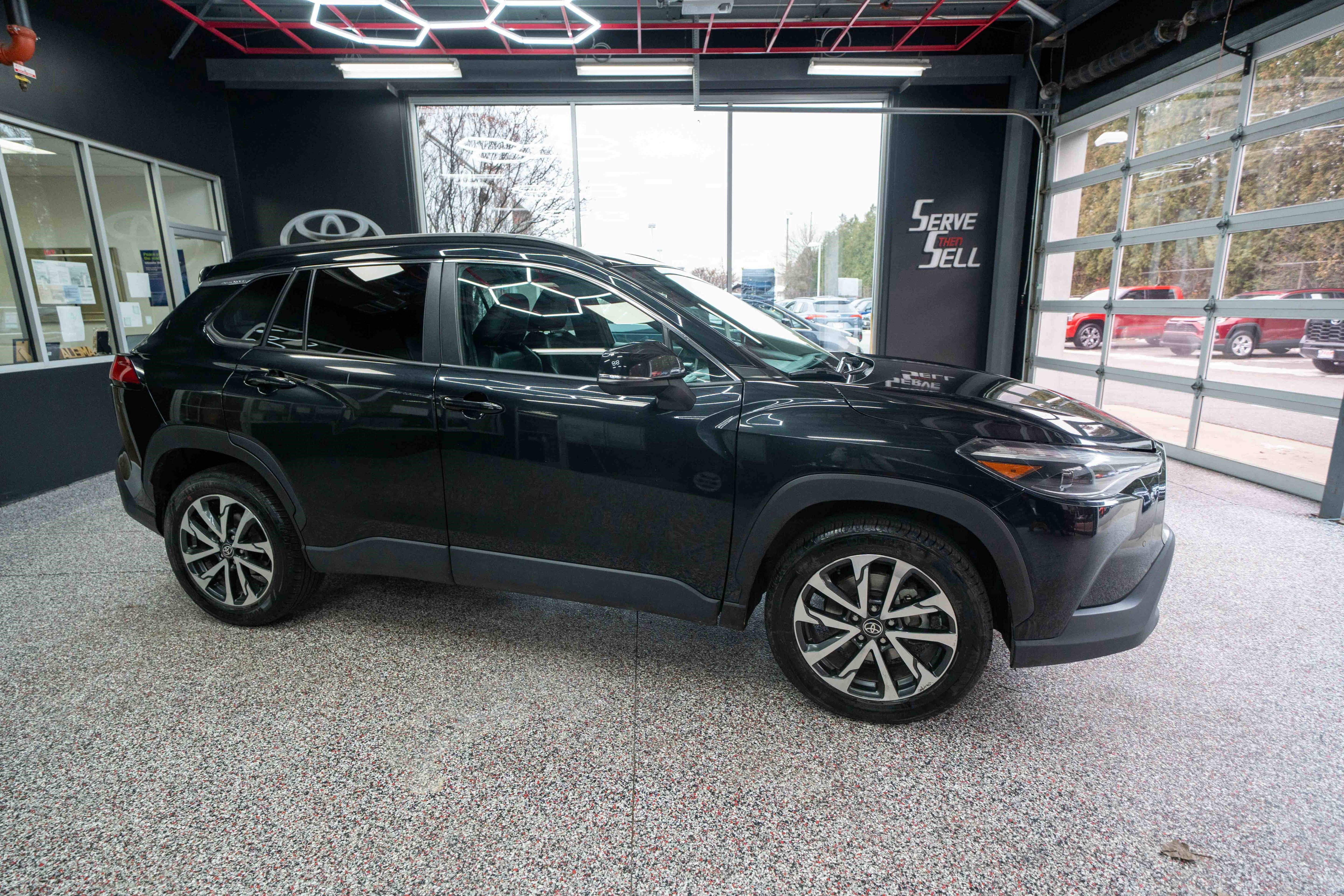 Used 2023 Toyota Corolla Cross XLE image 5