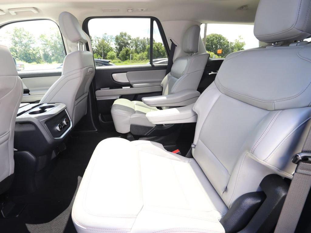 Used 2025 Ford Expedition Active AWD/4WD image 14
