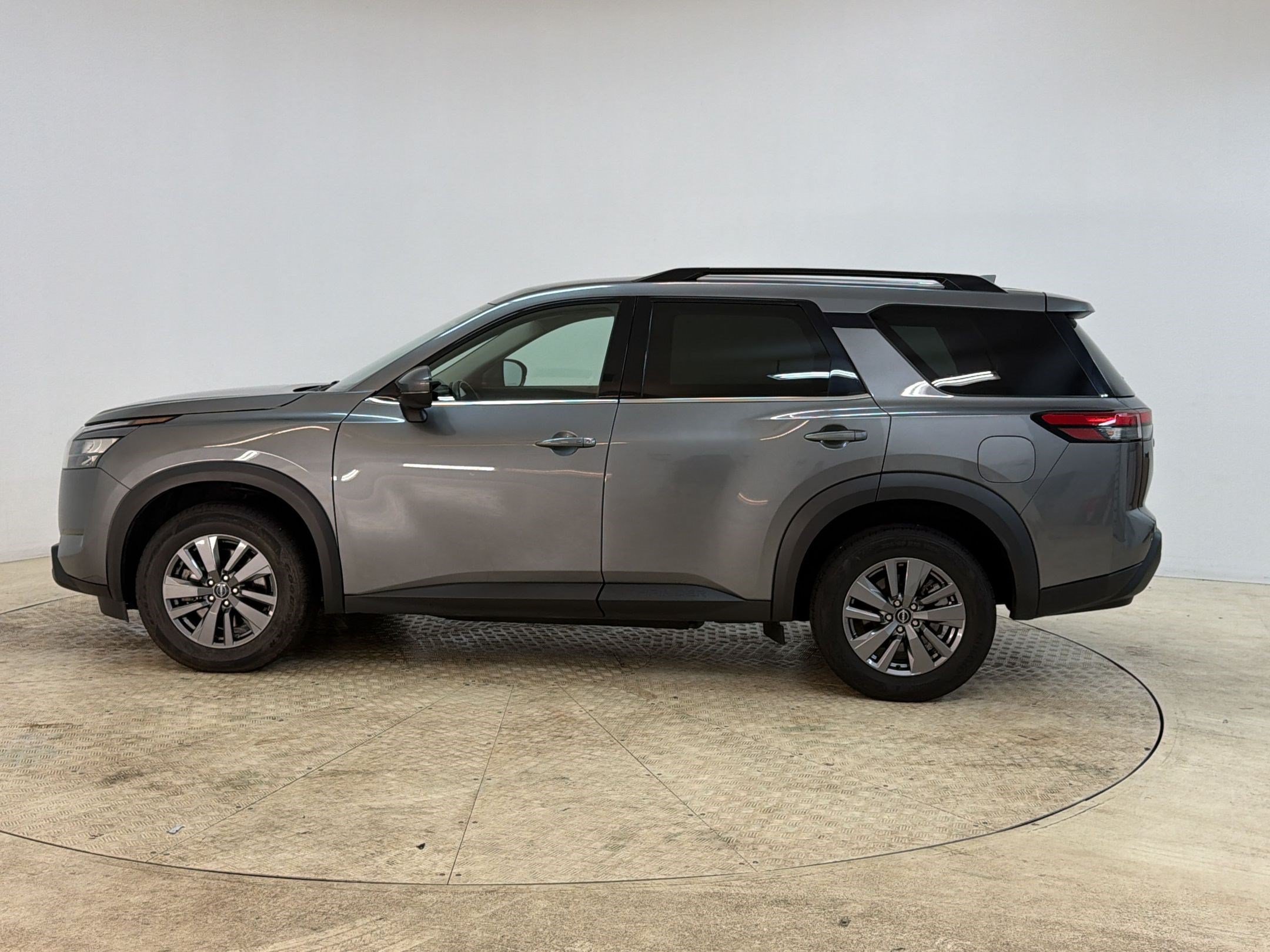 Used 2025 Nissan Pathfinder SV AWD/4WD image 2