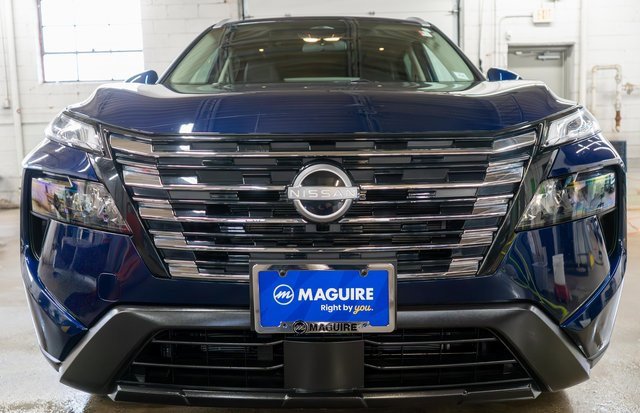 Used 2025 Nissan Rogue SV w/ SV Premium Package image 3