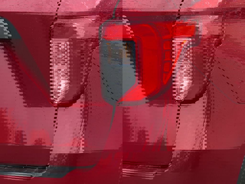 Used 2022 Ford Explorer XLT w/ Equipment Group 202A image 5