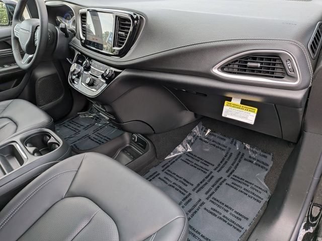 New 2027 Chrysler Pacifica Select FWD image 32