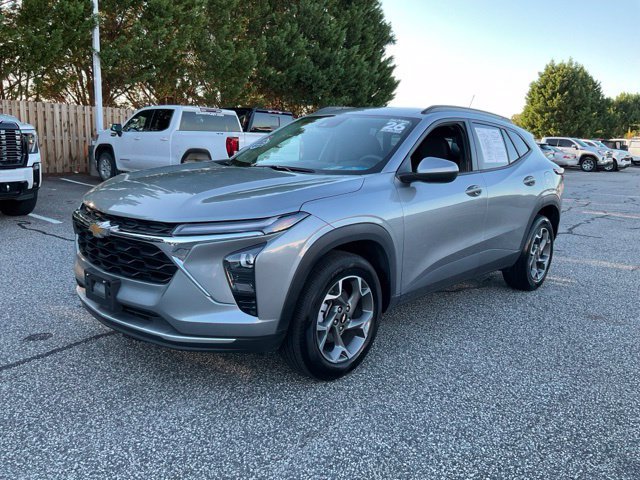 Used 2026 Chevrolet Trax LT FWD image 1