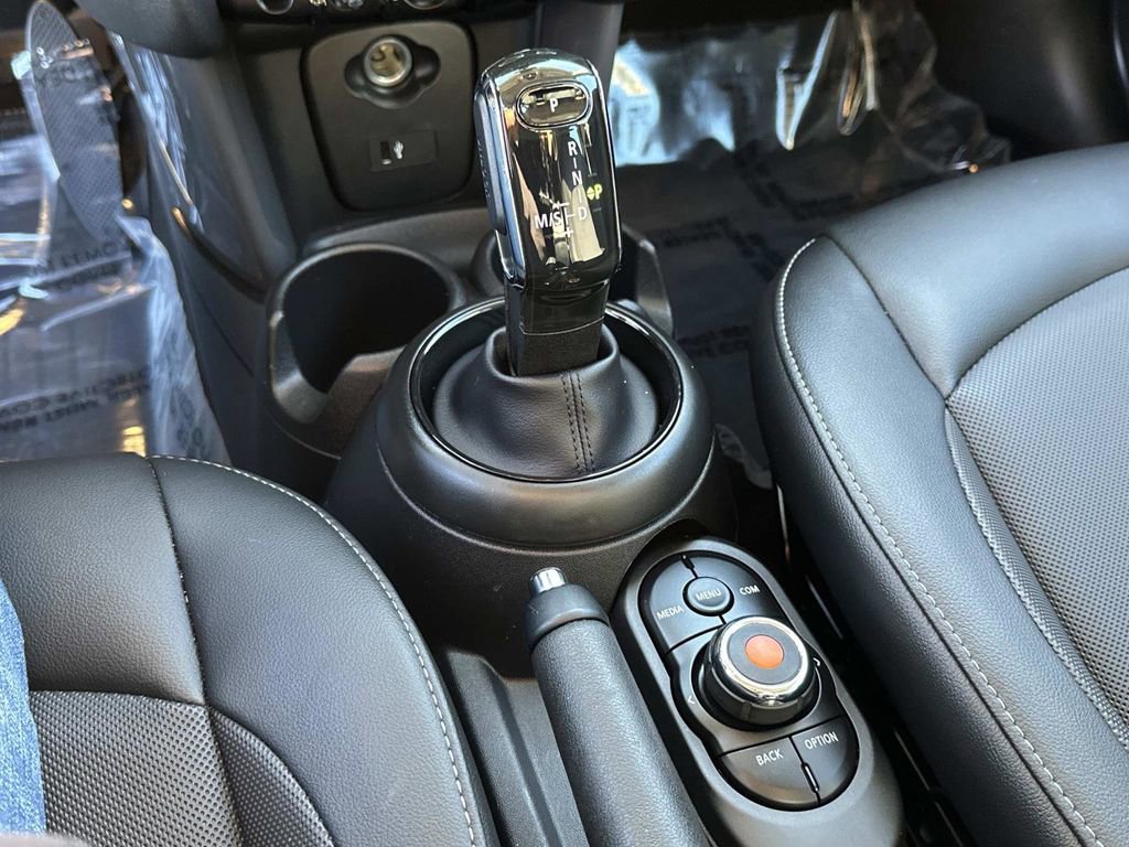 Used 2021 MINI Cooper 4-Door Hardtop image 14