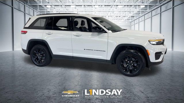Used 2024 Jeep Grand Cherokee Altitude AWD/4WD image 3