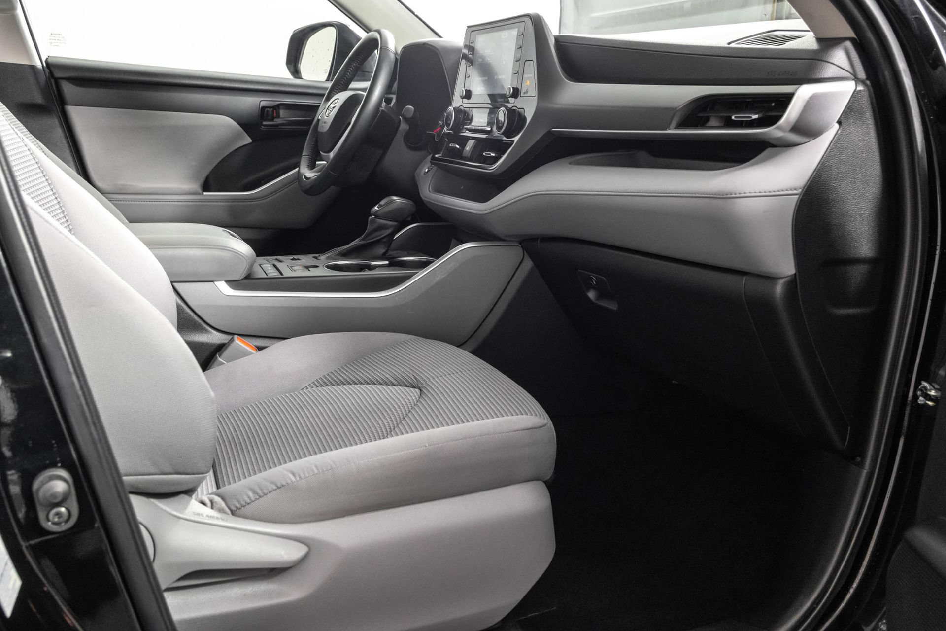 Used 2022 Toyota Highlander LE AWD/4WD image 47